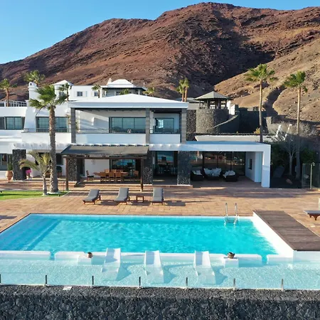 Volcan Con Piscina E Impresionantes Vistas Al Mar, Padel Y Mini Golf En Montana Roja Villa Playa Blanca