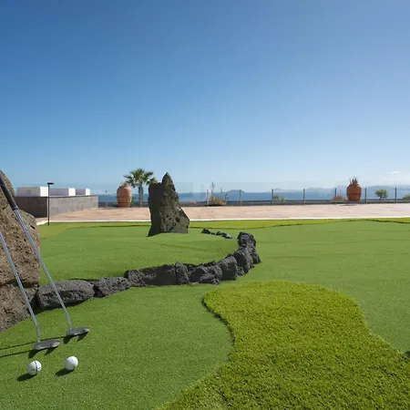 Villa Volcan Con Piscina E Impresionantes Vistas Al Mar, Padel Y Mini Golf En Montana Roja Playa Blanca